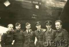 1941-1942, Wielka Brytania.
Polskie Siły Powietrzne w Wielkiej Brytanii. Lotnicy Dywizjonu 304 przed samolotem bombowym Wellington. Na zdjęciu: K. Komornicki, strzelec Stanisław Zieliński, Adamczyk, strzelec Władysław Jankowski, nawigator Stanisław Wójcik i NN. Załoga Wellingtona IC NZ-O (X9829): Zieliński, Jankowski i Wójcik zginęła 23/24.04.1942 zestrzelona przez myśliwiec Luftwaffe.
Fot. NN, Instytut Polski im. Gen. Sikorskiego w Londynie [Kolekcja mjr Piotra Dudzińskiego, dowódcy 304 Dywizjonu Bombowego 