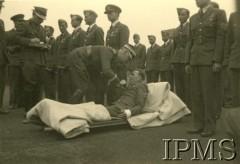 1941-1943, Wielka Brytania.
Polskie Siły Powietrzne w Wielkiej Brytanii. Generał Władysław Sikorski, przypinający odznaczenie rannemu żołnierzowi, leżącemu na noszach.
Fot. NN, Instytut Polski im. Gen. Sikorskiego w Londynie [Kolekcja mjr Piotra Dudzińskiego, dowódcy 304 Dywizjonu Bombowego 