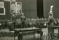 16.07.1941, Swinderby, Anglia, Wielka Brytania. 
Uroczystość wręczenia sztandaru Polskim 
Siłom Powietrznym. Sztandar trzyma gen. Stanisław Ujejski, Inspektor Polskich Sił Powietrznych. Na honorowych miejscach stoją generałowie: Charles Portal (dowódca RAF) i Władysław Sikorski (Wódz Naczelny PSZ).
Fot. NN, Instytut Polski i Muzeum im. gen. Sikorskiego w Londynie