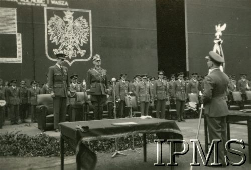 16.07.1941, Swinderby, Anglia, Wielka Brytania. 
Uroczystość wręczenia sztandaru Polskim 
Siłom Powietrznym. Sztandar trzyma gen. Stanisław Ujejski, Inspektor Polskich Sił Powietrznych. Na honorowych miejscach stoją generałowie: Charles Portal (dowódca RAF) i Władysław Sikorski (Wódz Naczelny PSZ).
Fot. NN, Instytut Polski i Muzeum im. gen. Sikorskiego w Londynie