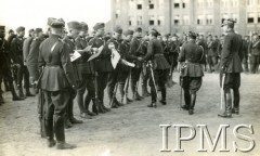 1920-1939, Polska.
Uroczystości wojskowe - żołnierze odbierający dyplomy i nagrody.
Fot. NN, Instytut Polski i Muzeum im. gen. Sikorskiego w Londynie