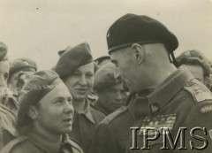 1942-1945, brak miejsca.
Generał Władysław Anders rozmawiający z żołnierzami.
Fot. NN, Instytut Polski i Muzeum im. gen. Sikorskiego w Londynie