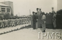 1942-1944, brak miejsca.
Defilada oddziałów 2 Korpusu, na trybunie stoi m.in. gen. Władysław Anders.
Fot. NN, Instytut Polski i Muzeum im. gen. Sikorskiego w Londynie