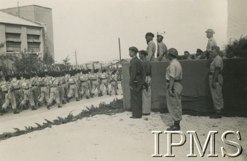 1942-1944, brak miejsca.
Defilada oddziałów 2 Korpusu, na trybunie stoi m.in. gen. Władysław Anders.
Fot. NN, Instytut Polski i Muzeum im. gen. Sikorskiego w Londynie