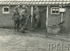 1944, brak miejsca.
I Dywizja Pancerna. Przeszukiwanie domów po zajęciu wsi przez żołnierzy piechoty. 
Fot. NN, Instytut Polski i Muzeum im. gen. Sikorskiego w Londynie
