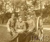 1918-1919, Garwolin, Polska.
Wojsko Polskie, czterej oficerowie i chłopiec przy niemieckiej armacie 77 mm, oficer drugi od lewej ma na kieszeni odznakę Pierwszej Brygady Legionów.
Fot. Instytut Polski i Muzeum im. gen. Sikorskiego w Londynie