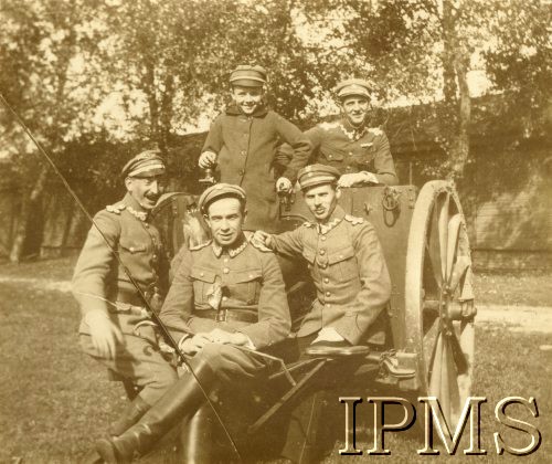 1918-1919, Garwolin, Polska.
Wojsko Polskie, czterej oficerowie i chłopiec przy niemieckiej armacie 77 mm, oficer drugi od lewej ma na kieszeni odznakę Pierwszej Brygady Legionów.
Fot. Instytut Polski i Muzeum im. gen. Sikorskiego w Londynie