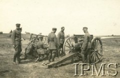 Lato 1919, Rembertów, Polska.
Wojsko Polskie. Nauka działoczynów, obsługa przy armacie francuskiej wz 1897; 75 mm z jaszczem.
Fot. Instytut Polski i Muzeum im. gen. Sikorskiego w Londynie