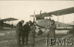 Grudzień 1919 - marzec 1920, Polska.
Wojna polsko-bolszewicka. Kurs obserwatorów lotniczych. Na zdjęciu widoczni lotnicy w specjalnych kombinezonach francuskich oraz dwa samoloty typ Albatros Bu.
Fot. NN, Instytut Polski i Muzeum im. gen. Sikorskiego w Londynie