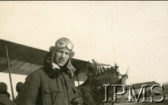 Grudzień 1919 - marzec 1920, Polska.
Wojna polsko-bolszewicka. Kurs obserwatorów lotniczych. Na zdjęciu pilot obok samolotu typu Albatros Bu.
Fot. NN, Instytut Polski i Muzeum im. gen. Sikorskiego w Londynie