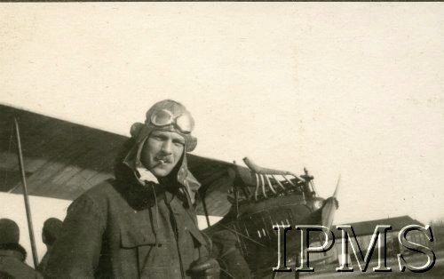 Grudzień 1919 - marzec 1920, Polska.
Wojna polsko-bolszewicka. Kurs obserwatorów lotniczych. Na zdjęciu pilot obok samolotu typu Albatros Bu.
Fot. NN, Instytut Polski i Muzeum im. gen. Sikorskiego w Londynie