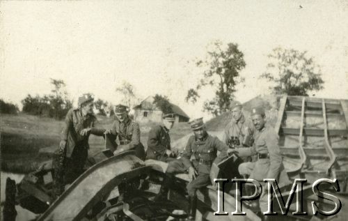 1920, Serock, Polska.
Wojna polsko-bolszewicka, zniszczony most kolejowy na Narwi pod Serockiem.
Fot. NN, Instytut Polski i Muzeum im. gen. Sikorskiego w Londynie