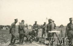 1920, Zegrze, Polska.
Wojna polsko-bolszewicka. Kurs dla obsługi armat. Na pierwszym planie szkolenie z zakresu łączności, widoczny stolik artyleryjski i triangulator. Na drugim planie widać jaszcze artyleryjskie i działa na stanowisku ogniowym. 
Fot. NN, Instytut Polski i Muzeum im. gen. Sikorskiego w Londynie