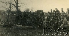 Wrzesien 1914, Kiraly Haza.
Legiony Polskie. 5-ta Bateria I-go Pułku Artylerii Polowej Legionów. Armaty typu M99 kaliber 70 mm (tzw. pukowe). Oficer z podniesioną ręką — kpt. Władysław Łapicki, po jego prawej stronie stoi plut. dr Tadeusz Zawisłocki, z opaską na mundurze dr Kołłątaj-Srednicki lekarz I-go Dywizjonu Artylerii.
Fot. Instytut Polski i Muzeum im. gen. Sikorskiego w Londynie