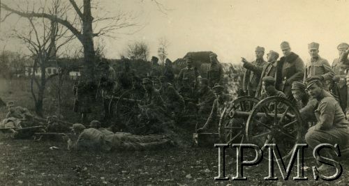 Wrzesien 1914, Kiraly Haza.
Legiony Polskie. 5-ta Bateria I-go Pułku Artylerii Polowej Legionów. Armaty typu M99 kaliber 70 mm (tzw. pukowe). Oficer z podniesioną ręką — kpt. Władysław Łapicki, po jego prawej stronie stoi plut. dr Tadeusz Zawisłocki, z opaską na mundurze dr Kołłątaj-Srednicki lekarz I-go Dywizjonu Artylerii.
Fot. Instytut Polski i Muzeum im. gen. Sikorskiego w Londynie