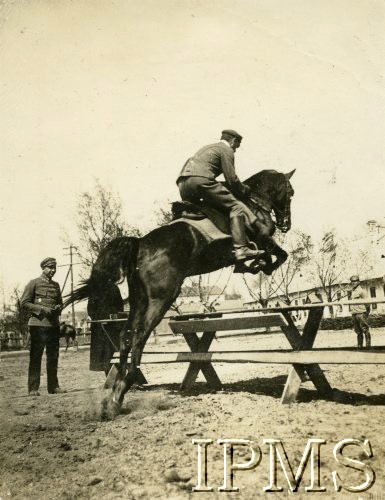 1918-1919, Góra Kalwaria, Polska.
Wojsko Polskie, kawalerzysta na koniu biorącym przeszkodę.
Fot. Instytut Polski i Muzeum im. gen. Sikorskiego w Londynie