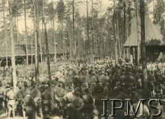 1916, Wołyń..
Legiony Polskie. Wizyta Biskupa Wadysława Bandurskiego w „Rojowym Osiedlu” nazwa od nazwiska płk Bolesława Roi. Na zdjęciu — nabożeństwo.
Fot. Instytut Polski i Muzeum im. gen. Sikorskiego w Londynie