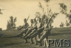 1918-1919, Rembertów, Polska.
Wojsko Polskie. Kurs wyszkolenia oficerów, musztra, wszyscy żołnierze trzymają karabiny typu Mauser.
Fot. Instytut Polski i Muzeum im. gen. Sikorskiego w Londynie