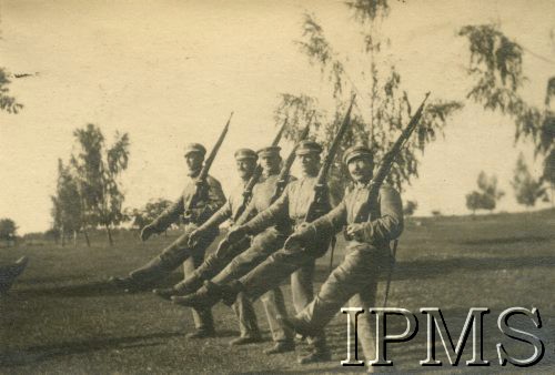 1918-1919, Rembertów, Polska.
Wojsko Polskie. Kurs wyszkolenia oficerów, musztra, wszyscy żołnierze trzymają karabiny typu Mauser.
Fot. Instytut Polski i Muzeum im. gen. Sikorskiego w Londynie