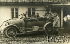 Marzec 1915, Zagaje, Polska.
Samochód przed dworem w Zagajach, siedzibą I-go Pułku Ułanów Legionów płk Władysława Beliny Prażmowskiego. 
Fot. Instytut Polski i Muzeum im. gen. Sikorskiego w Londynie