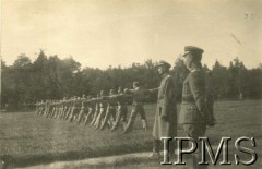 Lato 1918, Rembertów, Polska
Wojsko Polskie. Nauka rzutu granatem trzonkowym dla oficerów.
Fot. Instytut Polski i Muzeum im. gen. Sikorskiego w Londynie