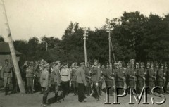 Lato 1919, Rembertów, Polska.
Wojsko Polskie. Przed kompanią honorową złożoną z podchorążych stoi Naczelnik Państwa — Józef Piłsudski. Za Naczelnikiem stoi Bolesław Wieniawa Długoszowski. Pomiędzy oficerami WP widoczni oficerowie armii francuskiej
Fot. Instytut Polski i Muzeum im. gen. Sikorskiego w Londynie