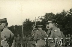 Lato 1919, Rembertów, Polska.
Wojsko Polskie. Powitanie Naczelnika Państwa Józefa Piłsudskiego. Widoczni oficerowie WP i jeden oficer armii francuskiej.
Fot. Instytut Polski i Muzeum im. gen. Sikorskiego w Londynie