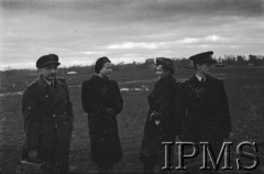 12.02.1943, Wielka Brytania.
Porucznik Perzanowski, korespondentka wojskowa Tomaszewska, pilot Pomocniczej Służby Transportowej RAF (ATA) porucznik Stefania Wojtulanis (ps. Barbara) z angielskim pilotem.
Fot. NN, Instytut Polski i Muzeum im. gen. Sikorskiego w Londynie