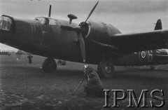 12.02.1943, Wielka Brytania.
Pilot Pomocniczej Służby Transportowej RAF (ATA) porucznik Anna Leska w kabinie Wellingtona, na pierwszym planie operator kroniki fimowej z kamerą.
Fot. NN, Instytut Polski i Muzeum im. gen. Sikorskiego w Londynie