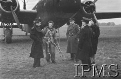 12.02.1943, Wielka Brytania.
Piloci Pomocniczej Służby Transportowej RAF (ATA): porucznik Stefania Wojtulanis (ps. Barbara) i porucznik Anna Leska z porucznikiem Perzanowskim, korespondentką wojskową Tomaszewską i angielskim pilotem przy samolocie Wellington.
Fot. NN, Instytut Polski i Muzeum im. gen. Sikorskiego w Londynie