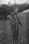 12.02.1943, Wielka Brytania.
Pilot Pomocniczej Służby Transportowej RAF (ATA) porucznik Anna Leska ze spadochronem, w tle bombowiec Wellington.
Fot. NN, Instytut Polski i Muzeum im. gen. Sikorskiego w Londynie