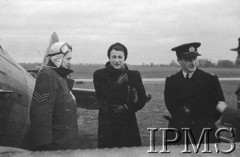 12.02.1943, Wielka Brytania.
Pilot Pomocniczej Służby Transportowej RAF (ATA) podporucznik Jadwiga Piłsudska z korespondentką wojskową Tomaszewską i angielskim pilotem.
Fot. NN, Instytut Polski i Muzeum im. gen. Sikorskiego w Londynie