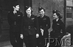 12.02.1943, Wielka Brytania.
Pilotki Pomocniczej Służby Transportowej RAF (ATA): porucznik Anna Leska, główna komendantka kobiecej sekcji ATA Pauline Gower, porucznik Stefania Wojtulanis (ps. Barbara) i podporucznik Jadwiga Piłsudska.
Fot. NN, Instytut Polski i Muzeum im. gen. Sikorskiego w Londynie