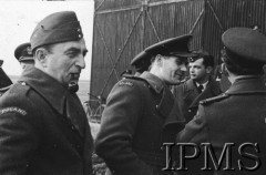 23.02.1943, Hutton Cranswick, Anglia, Wielka Brytania.
Święto 316 Dywizjonu Myśliwskiego. Oficerowie przed hangarem.
Fot. NN, Instytut Polski i Muzeum im. gen. Sikorskiego w Londynie