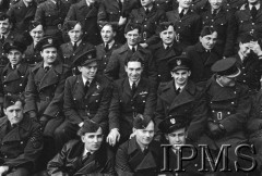 23.02.1943, Hutton Cranswick, Anglia, Wielka Brytania.
Święto 316 Dywizjonu Myśliwskiego. W drugim rzędzie siedzą od lewej: por. Władysław Gnyś, NN, major Aleksander Gabszewicz, NN, kpt. pil. Marian Trzebiński - dowódca dywizjonu.
Fot. NN, Instytut Polski i Muzeum im. gen. Sikorskiego w Londynie