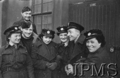 23.02.1943, Hutton Cranswick, Anglia, Wielka Brytania.
Święto 316 Dywizjonu Myśliwskiego, lotnicy i WAAF-ki przed budynkiem.
Fot. NN, Instytut Polski i Muzeum im. gen. Sikorskiego w Londynie