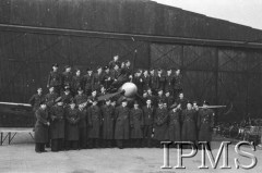 23.02.1943, Hutton Cranswick, Anglia, Wielka Brytania.
Święto 316 Dywizjonu Mysliwskiego, fotografia grupowa - lotnicy obok samolotu stojącego przed hangarem.
Fot. NN, Instytut Polski i Muzeum im. gen. Sikorskiego w Londynie