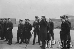 23.02.1943, Hutton Cranswick, Anglia, Wielka Brytania.
Święto 316 Dywizjonu, przygotowania do grupowej fotografii - fotograf obok aparatu na statywie.
Fot. NN, Instytut Polski i Muzeum im. gen. Sikorskiego w Londynie