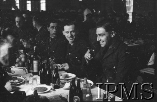 23.02.1943, Hutton Cranswick, Anglia, Wielka Brytania.
Święto 316 Dywizjonu Myśliwskiego. Lotnicy podczas uroczystego obiadu.
Fot. NN, Instytut Polski i Muzeum im. gen. Sikorskiego w Londynie