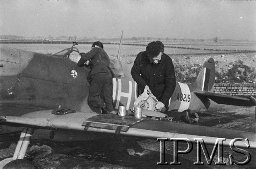 21.02.1943, Kirton-in-Linsday, Anglia, Wielka Brytania.
317 Dywizjon Myśliwski, mechanicy przygotowują samolot do lotu.
Fot. NN, Instytut Polski i Muzeum im. gen. Sikorskiego w Londynie