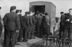 21.02.1943, Kirton-in-Linsday, Anglia, Wielka Brytania.
Mechanicy przed kantyną NAAFI - Refreshment.
Fot. NN, Instytut Polski i Muzeum im. gen. Sikorskiego w Londynie