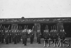 06.03.1943, Hemswell, Anglia, Wielka Brytania.
Wizyta Naczelnego Wodza Polskich Sił Zbrojnych generała Władysława Sikorskiego w Dywizjonach Bombowych 300 i 301. Anglicy przed wartownią.
Fot. NN, Instytut Polski i Muzeum im. gen. Sikorskiego w Londynie