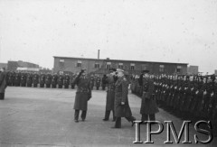 06.03.1943, Hemswell, Anglia, Wielka Brytania.
Wizyta Naczelnego Wodza Polskich Sił Zbrojnych generała Władysława Sikorskiego w Dywizjonach Bombowych 300 i 301. Przegląd oddziałów.
Fot. NN, Instytut Polski i Muzeum im. gen. Sikorskiego w Londynie