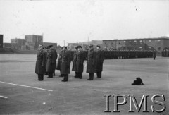 06.03.1943, Hemswell, Anglia, Wielka Brytania.
Wizyta Naczelnego Wodza Polskich Sił Zbrojnych generała Władysława Sikorskiego w Dywizjonach Bombowych 300 i 301. Przegląd oddziałów.
Fot. NN, Instytut Polski i Muzeum im. gen. Sikorskiego w Londynie