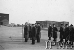 06.03.1943, Hemswell, Anglia, Wielka Brytania.
Wizyta Naczelnego Wodza Polskich Sił Zbrojnych generała Władysława Sikorskiego w Dywizjonach Bombowych 300 i 301. Generał przemawia do lotników.
Fot. NN, Instytut Polski i Muzeum im. gen. Sikorskiego w Londynie