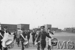 06.03.1943, Hemswell, Anglia, Wielka Brytania.
Wizyta Naczelnego Wodza Polskich Sił Zbrojnych generała Władysława Sikorskiego w Dywizjonach Bombowych 300 i 301. Orkiestra wojskowa podczas defilady.
Fot. NN, Instytut Polski i Muzeum im. gen. Sikorskiego w Londynie