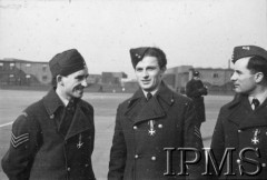 06.03.1943, Hemswell, Anglia, Wielka Brytania.
Wizyta Naczelnego Wodza Polskich Sił Zbrojnych generała Władysława Sikorskiego w Dywizjonach Bombowych 300 i 301. Lotnicy po dekoracji.
Fot. NN, Instytut Polski i Muzeum im. gen. Sikorskiego w Londynie