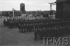 26.06.1943, Hemswell, Anglia, Wielka Brytania.
Święto jednego z dywizjonów bombowych. Lotnicy na placu zbiórek.
Fot. NN, Instytut Polski i Muzeum im. gen. Sikorskiego w Londynie