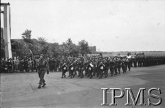 26.06.1943, Hemswell, Anglia, Wielka Brytania.
Święto jednego z dywizjonów bombowych. Orkiestra podczas defilady.
Fot. NN, Instytut Polski i Muzeum im. gen. Sikorskiego w Londynie