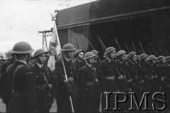 26.06.1943, Hemswell, Anglia, Wielka Brytania.
Święto jednego z dywizjonów bombowych. Poczet sztandarowy.
Fot. NN, Instytut Polski i Muzeum im. gen. Sikorskiego w Londynie